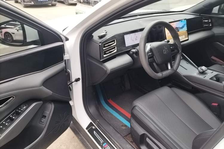 Used BYD Qin L 2025 DM-i Smart Drive 80KM Leading Model Driver Seat