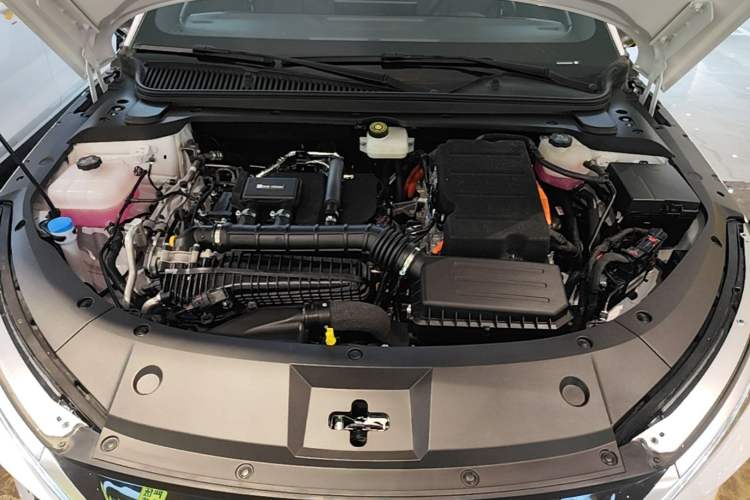 Used BYD Qin L 2025 DM-i Smart Drive 120KM Superior Model Engine Bay