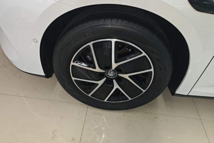 Used BYD Qin L 2025 DM-i Smart Drive 120KM Superior Model Exterior 1