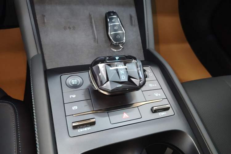 Used BYD Qin L 2025 DM-i Smart Drive 120KM Superior Model Gear Lever