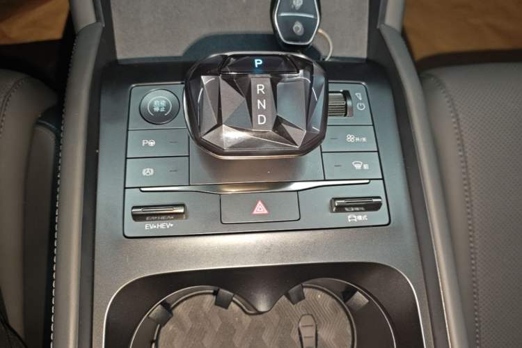 Used BYD Qin L 2025 DM-i Smart Drive 120KM Superior Model Gear Lever