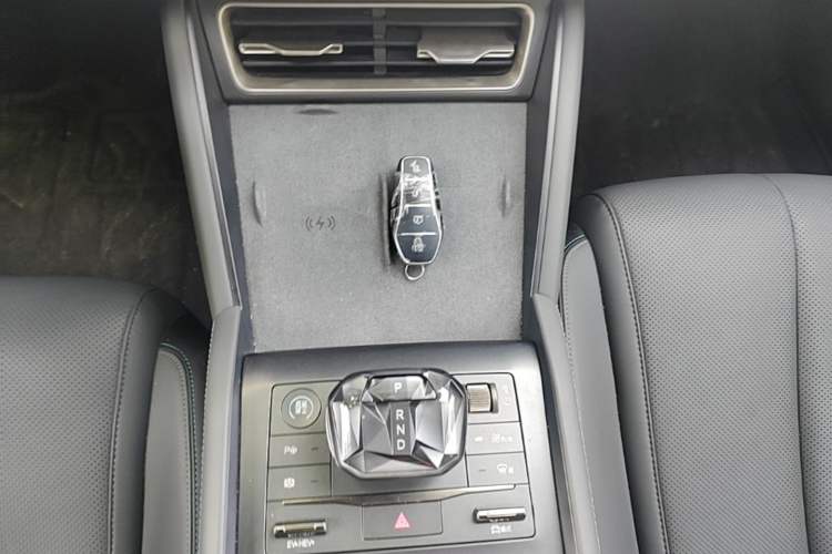 Used BYD Qin L 2025 DM-i Smart Drive 120KM Superior Model Gear Lever