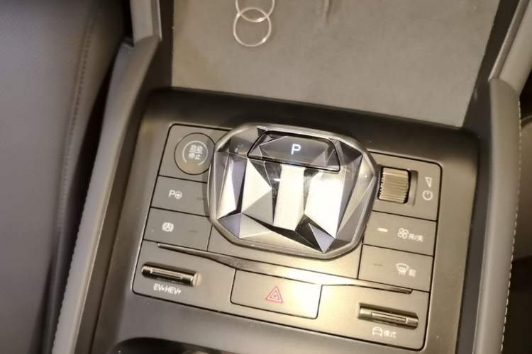 Used BYD Qin L 2025 DM-i Smart Drive 120KM Superior Model Gear Lever