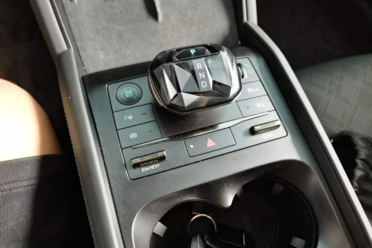Used BYD Qin L 2025 DM-i Smart Drive 120KM Excellence Model Gear Lever
