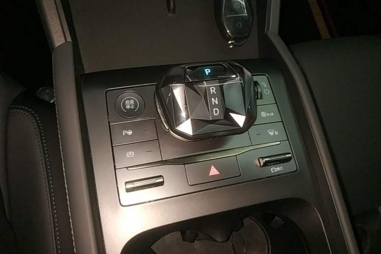 Used BYD Qin L 2025 DM-i Smart Drive 80KM Leading Model Gear Lever