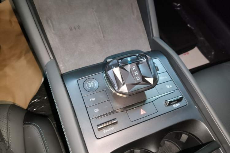 Used BYD Qin L 2025 DM-i Smart Drive 120KM Superior Model Gear Lever