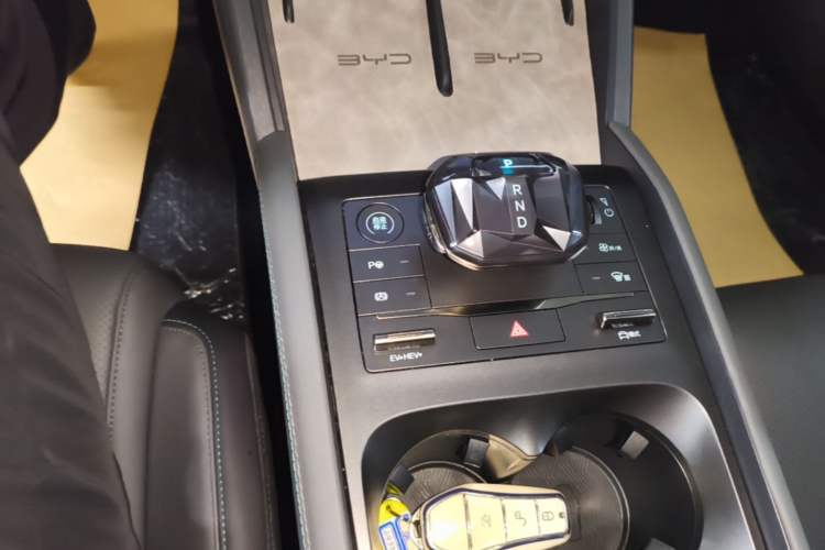 Used BYD Qin L 2025 DM-i Smart Drive 80KM Leading Model Gear Lever