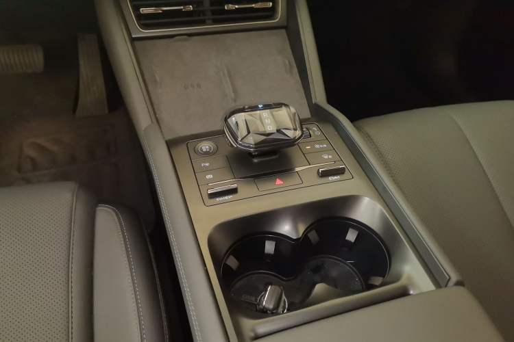 Used BYD Qin L 2025 DM-i Smart Drive 120KM Superior Model Gear Lever