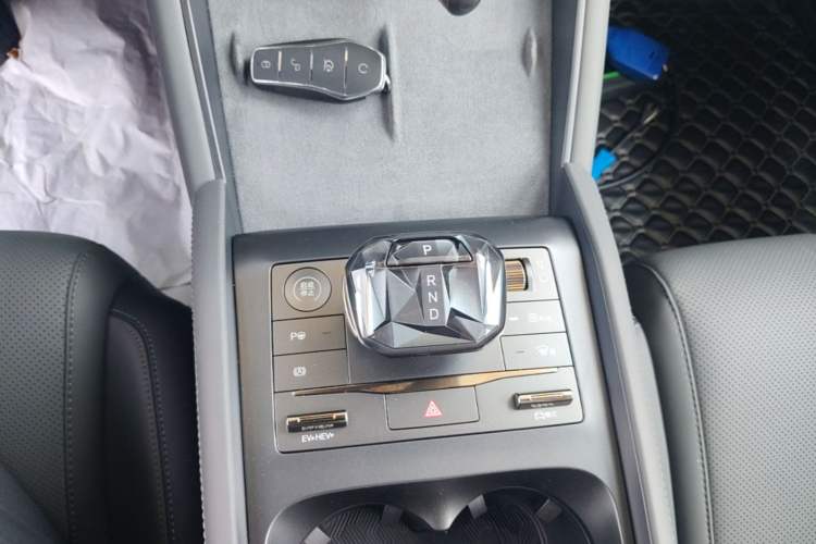 Used BYD Qin L 2025 DM-i Smart Drive 120KM Superior Model Gear Lever