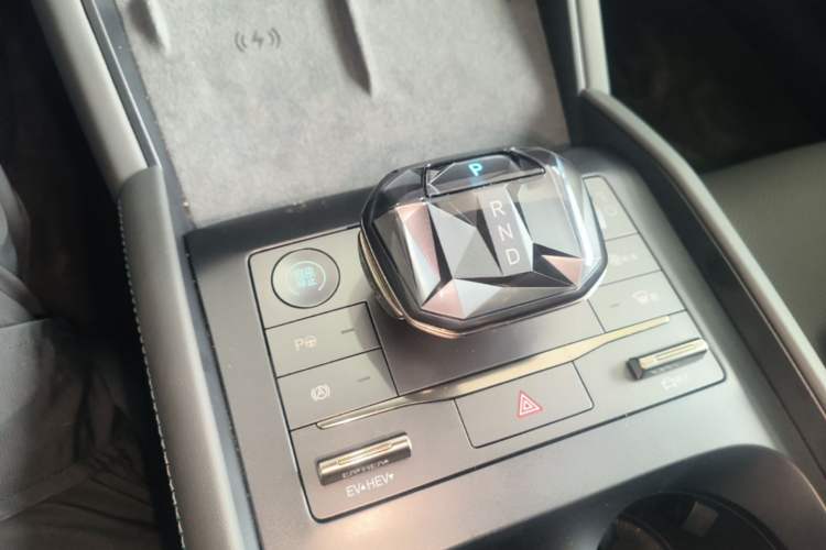 Used BYD Qin L 2025 DM-i Smart Drive 120KM Superior Model Gear Lever