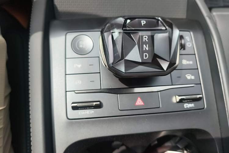 Used BYD Qin L 2025 DM-i Smart Drive 120KM Leading Model Gear Lever