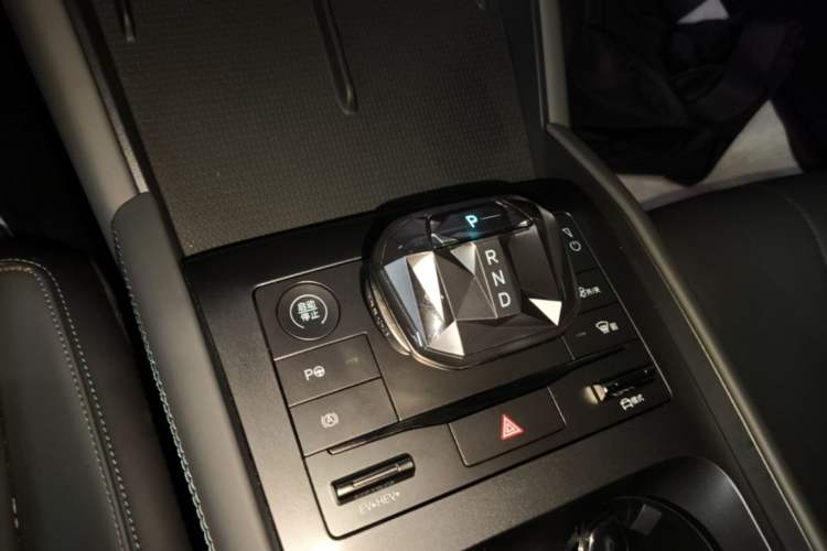 Used BYD Qin L 2025 DM-i Smart Drive 120KM Leading Model Gear Lever