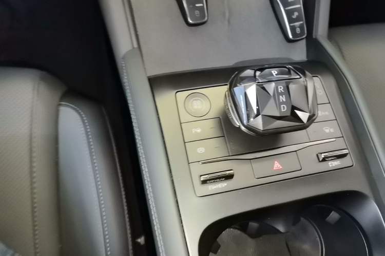 Used BYD Qin L 2025 DM-i Smart Drive 120KM Superior Model Gear Lever