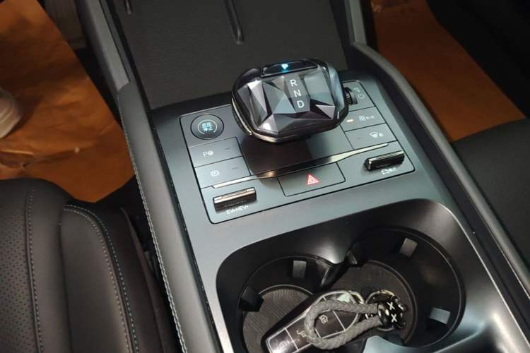 Used BYD Qin L 2025 DM-i Smart Drive 80KM Leading Model Gear Lever