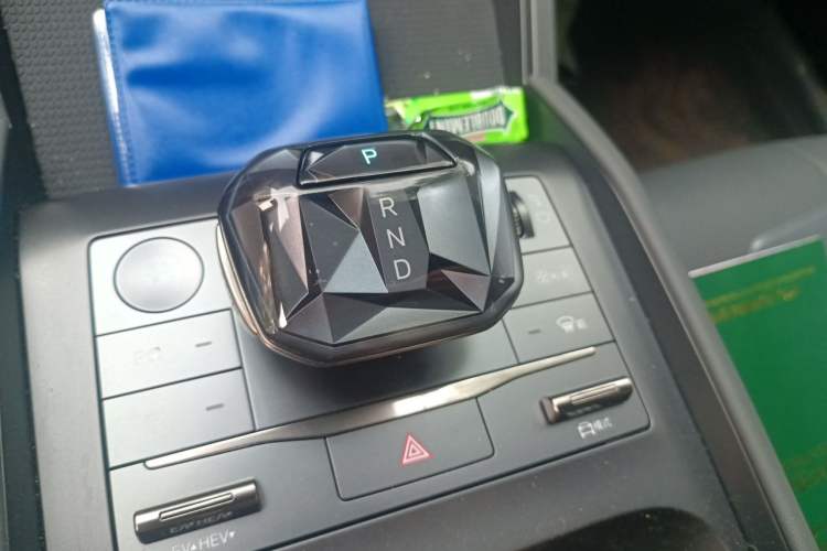 Used BYD Qin L 2025 DM-i Smart Drive 80KM Leading Model Gear Lever