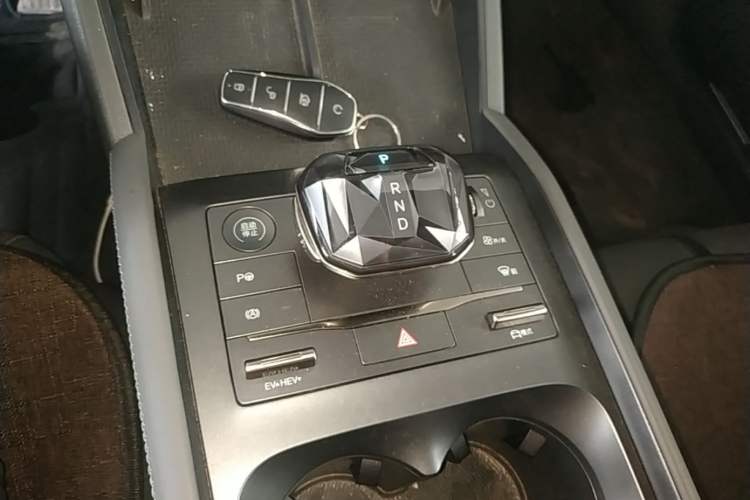 Used BYD Qin L 2025 DM-i Smart Drive 80KM Leading Model Gear Lever