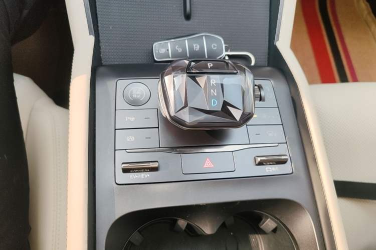 Used BYD Qin L 2025 DM-i Smart Drive 120KM Leading Model Gear Lever