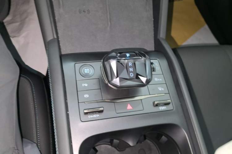 Used BYD Qin L 2025 DM-i Smart Drive 120KM Superior Model Gear Lever