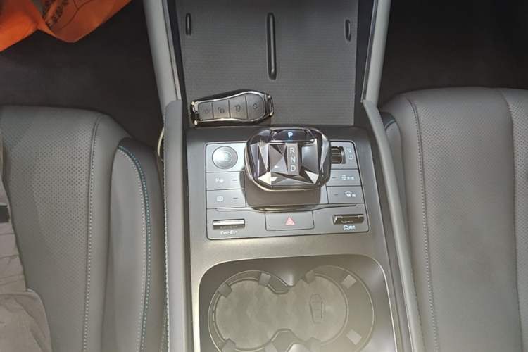 Used BYD Qin L 2025 DM-i Smart Drive 120KM Leading Model Gear Lever