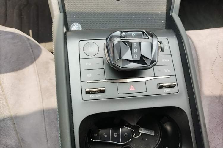 Used BYD Qin L 2025 DM-i Smart Drive 80KM Leading Model Gear Lever