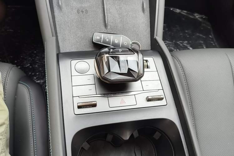 Used BYD Qin L 2025 DM-i Smart Drive 120KM Superior Model Gear Lever