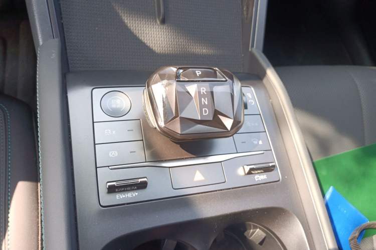 Used BYD Qin L 2025 DM-i Smart Drive 80KM Leading Model Gear Lever