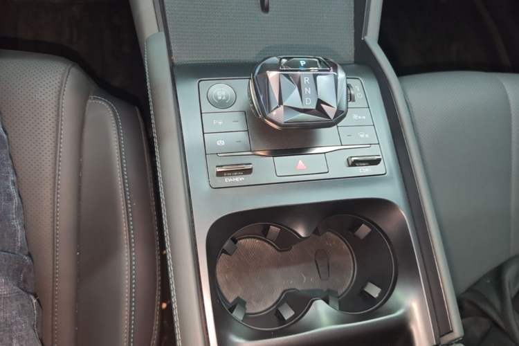 Used BYD Qin L 2025 DM-i Smart Drive 120KM Leading Model Gear Lever