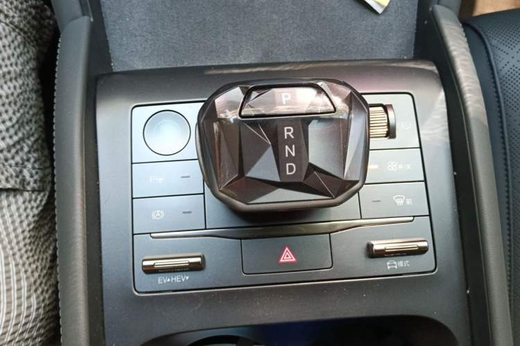 Used BYD Qin L 2025 DM-i Smart Drive 120KM Excellence Model Gear Lever
