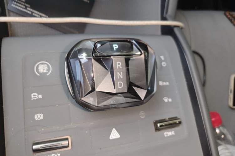 Used BYD Qin L 2025 DM-i Smart Drive 120KM Leading Model Gear Lever
