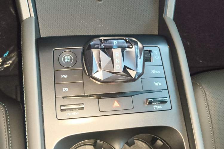 Used BYD Qin L 2025 DM-i Smart Drive 80KM Leading Model Gear Lever
