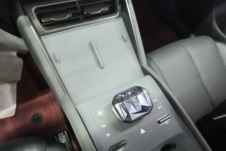 Used BYD Qin L 2025 DM-i Smart Drive 120KM Leading Model Gear Lever