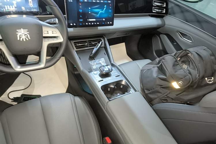 Used BYD Qin L 2025 DM-i Smart Drive 120KM Leading Model Gear Lever