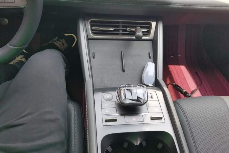 Used BYD Qin L 2025 DM-i Smart Drive 80KM Leading Model Gear Lever