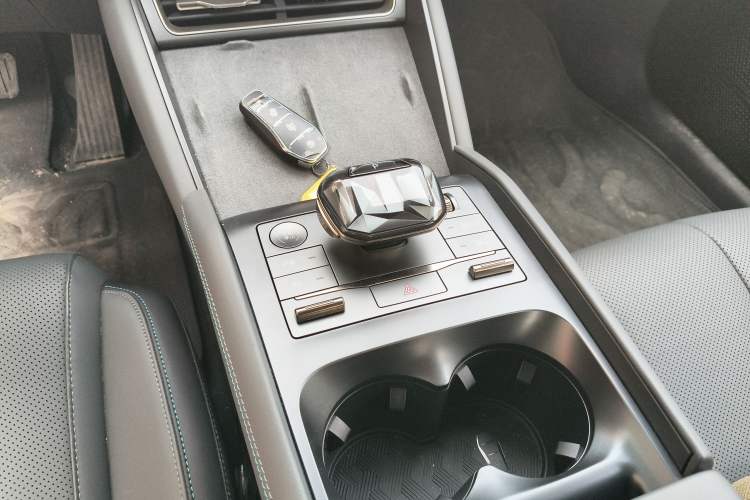 Used BYD Qin L 2025 DM-i Smart Drive 120KM Superior Model Gear Lever
