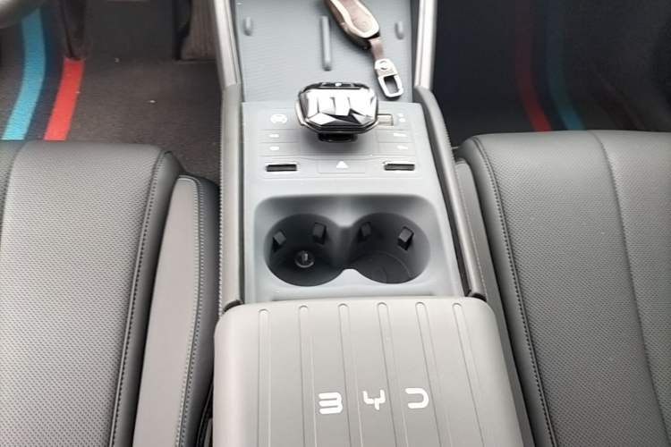 Used BYD Qin L 2025 DM-i Smart Drive 80KM Leading Model Gear Lever