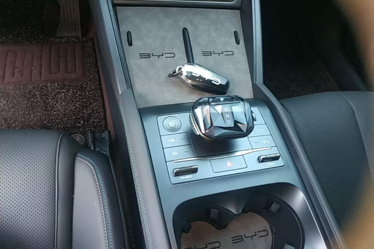 Used BYD Qin L 2025 DM-i Smart Drive 80KM Leading Model Gear Lever