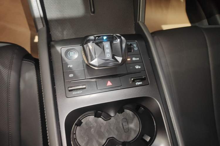 Used BYD Qin L 2025 DM-i Smart Drive 80KM Leading Model Gear Lever