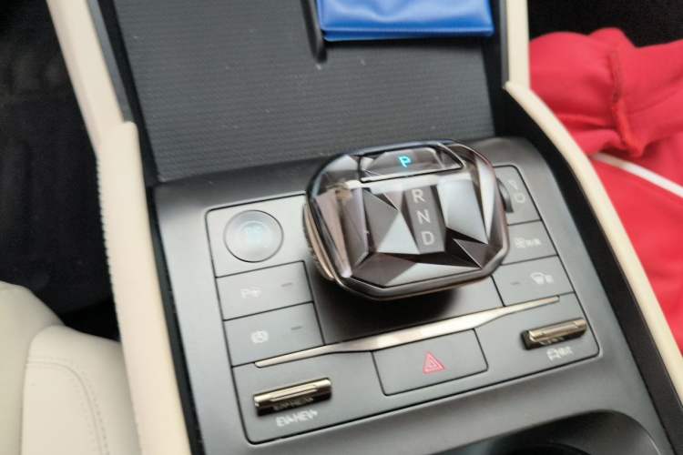 Used BYD Qin L 2025 DM-i Smart Drive 80KM Leading Model Gear Lever