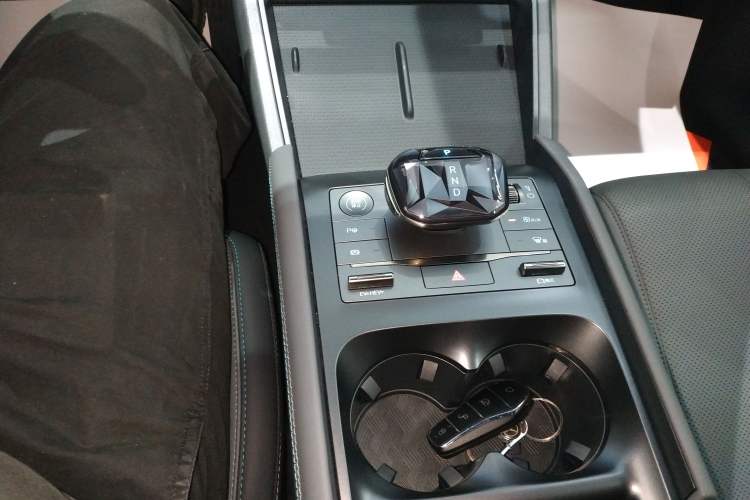 Used BYD Qin L 2025 DM-i Smart Drive 80KM Leading Model Gear Lever