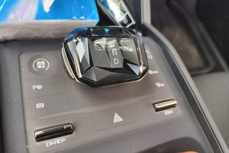 Used BYD Qin L 2025 DM-i Smart Drive 80KM Leading Model Gear Lever