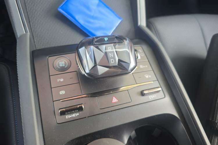 Used BYD Qin L 2025 DM-i Smart Drive 80KM Leading Model Gear Lever
