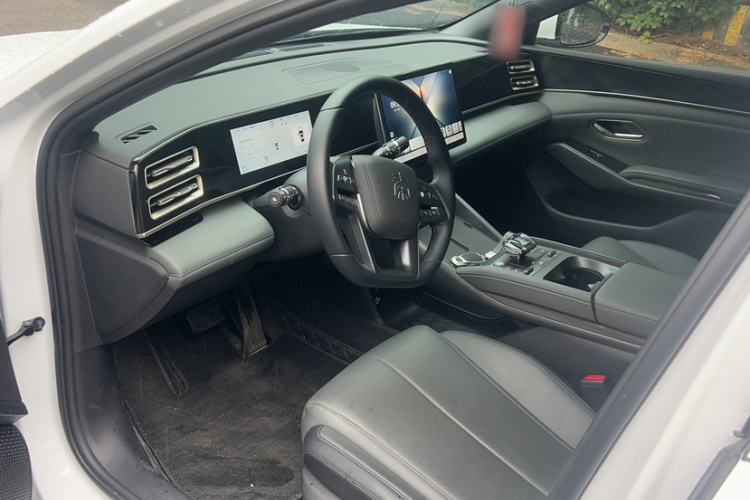 Used BYD Qin L 2025 DM-i Smart Drive 80KM Leading Model Interior 1