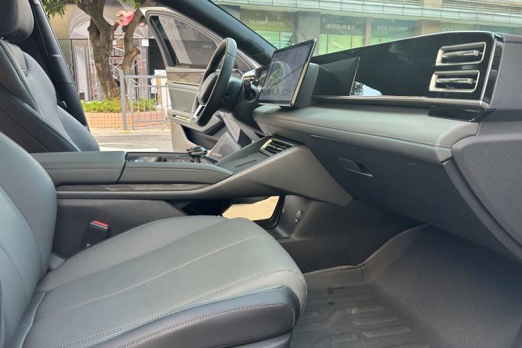 Used BYD Qin L 2025 DM-i Smart Drive 80KM Leading Model Interior 1