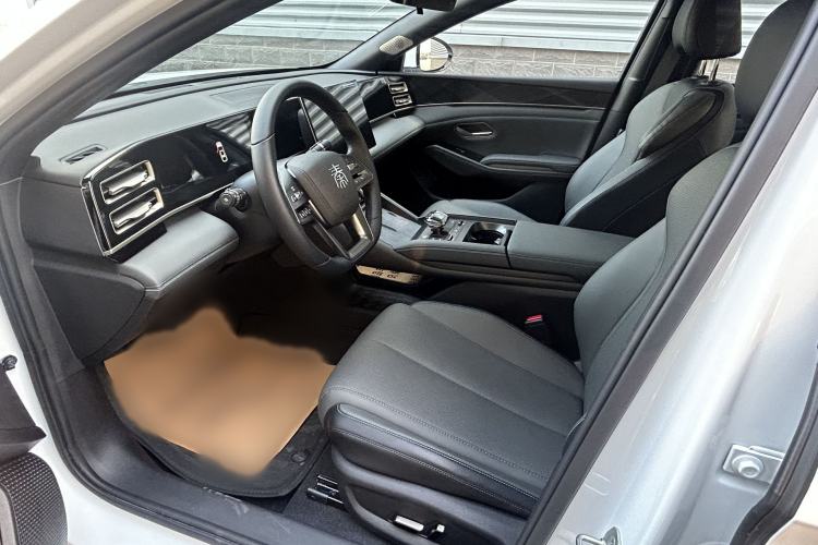 Used BYD Qin L 2025 DM-i Smart Drive 120KM Superior Model Interior 2