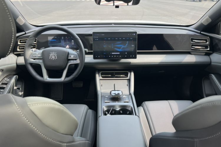 Used BYD Qin L 2025 DM-i Smart Drive 120KM Leading Model Interior 2