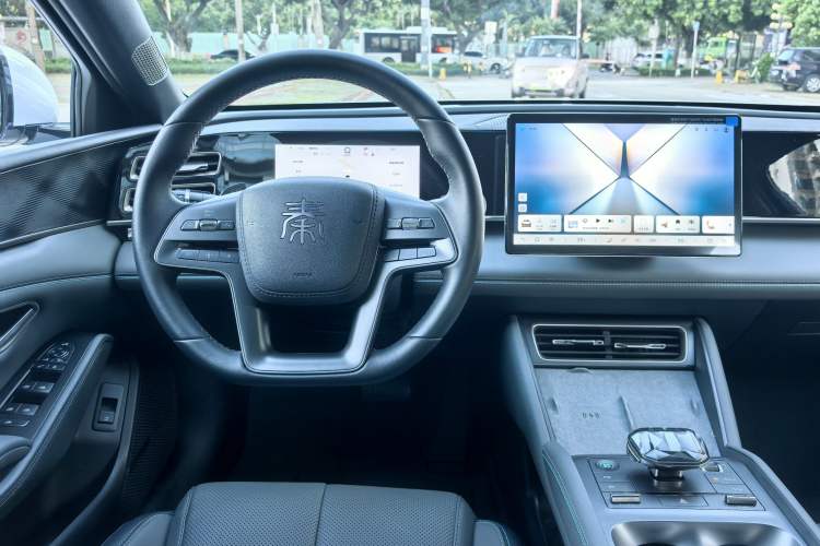 Used BYD Qin L 2025 DM-i Smart Drive 120KM Superior Model Interior 3