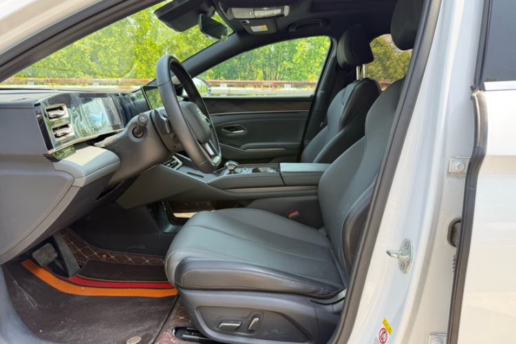 Used BYD Qin L 2025 DM-i Smart Drive 120KM Leading Model Interior 3