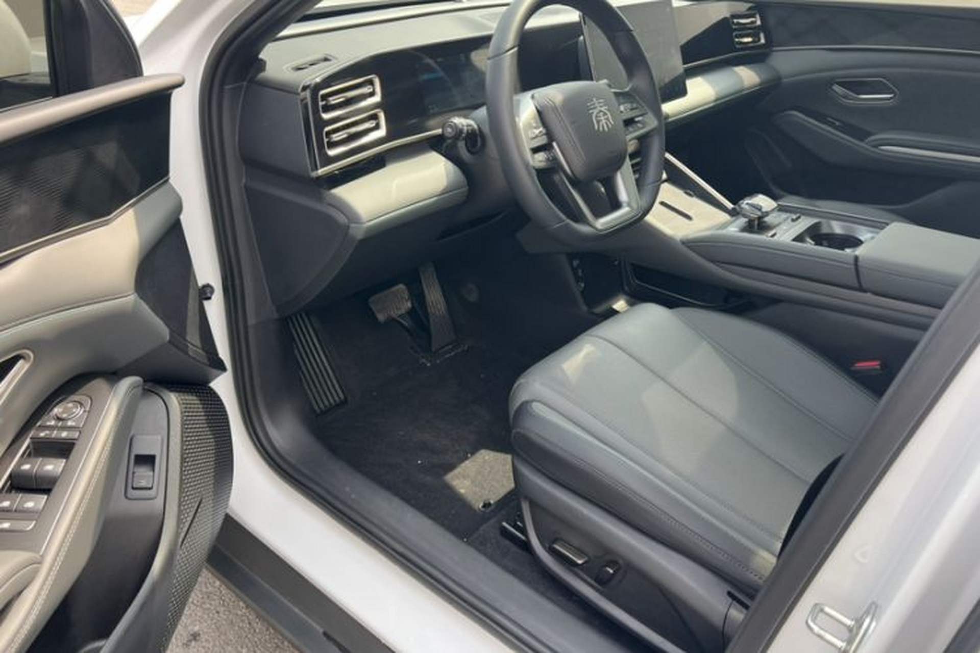 Used BYD Qin L 2025 DM-i Smart Drive 120KM Leading Model Interior 3