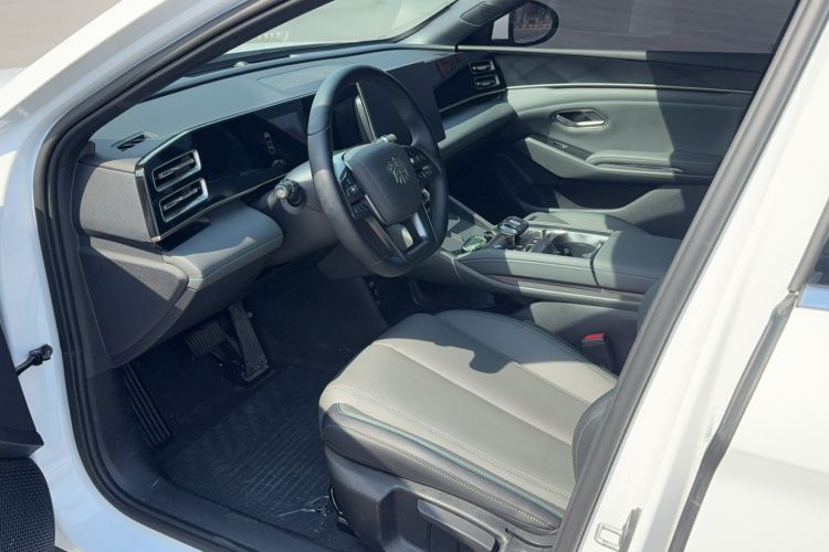 Used BYD Qin L 2025 DM-i Smart Drive 80KM Leading Model Interior 3