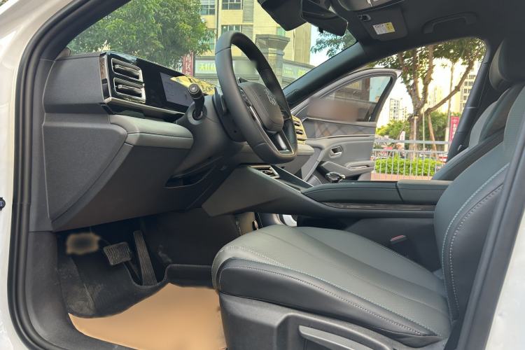 Used BYD Qin L 2025 DM-i Smart Drive 80KM Leading Model Interior 4